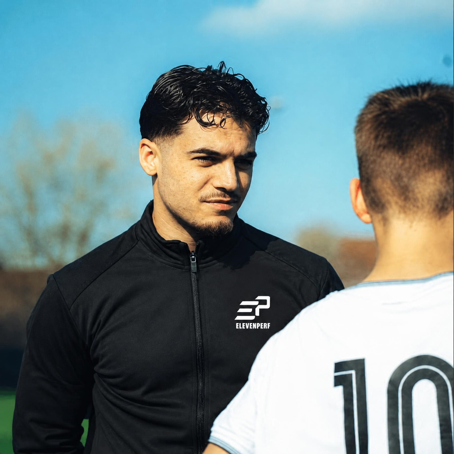 Vincenzo Barba échange avec un jeune joueur sur le terrain